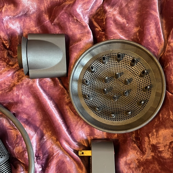 Dyson hairdryer with style and diffuser attachments - Picture 3 of 5